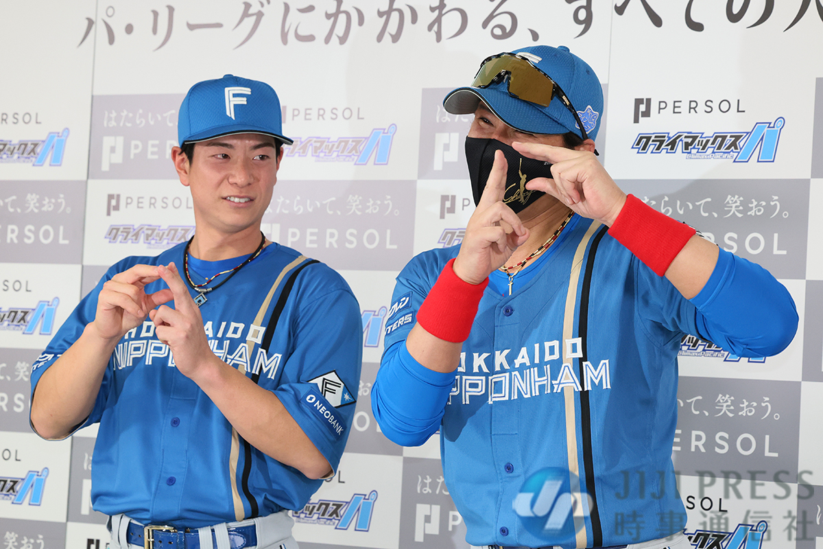 ＣＳファイナルステージの前日会見で、ソフトバンクの柳町と小久保監督がペナントレース終盤戦スローガン「ＰＳ！」のポーズを取りました。
日本ハムの松本剛と新庄監督も！？
#sbhawks #lovefighters