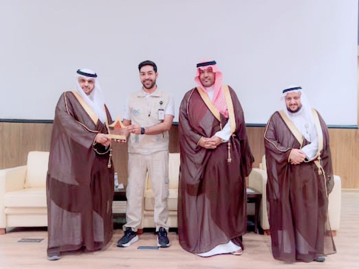 مركز إدارة اﻻزمات والكوارث الصحية بـ #فرع_وزارة_الصحة بـ #حفرالباطن يشارك في اليوم العالمي للحد من مخاطر الكوارث 
بجامعة حفرالباطن، وقدم من خلال المعرض المهام المناطة  بالمركز والتعريف بالمخاطر وابرز المنجزات اللتي قدمها بالاضافة إلى تعريف زوار المعرض في مبادئ الاسعافات الأولية.