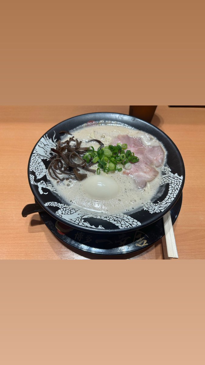 nebacos01's tweet photo. めちゃくちゃ新婚旅行楽しんでる笑
博多ラーメン初めて食べたけどちょー美味かった😋
明日は妹と会えるから楽しみ🥰 https://t.co/5fw9Dig8W5