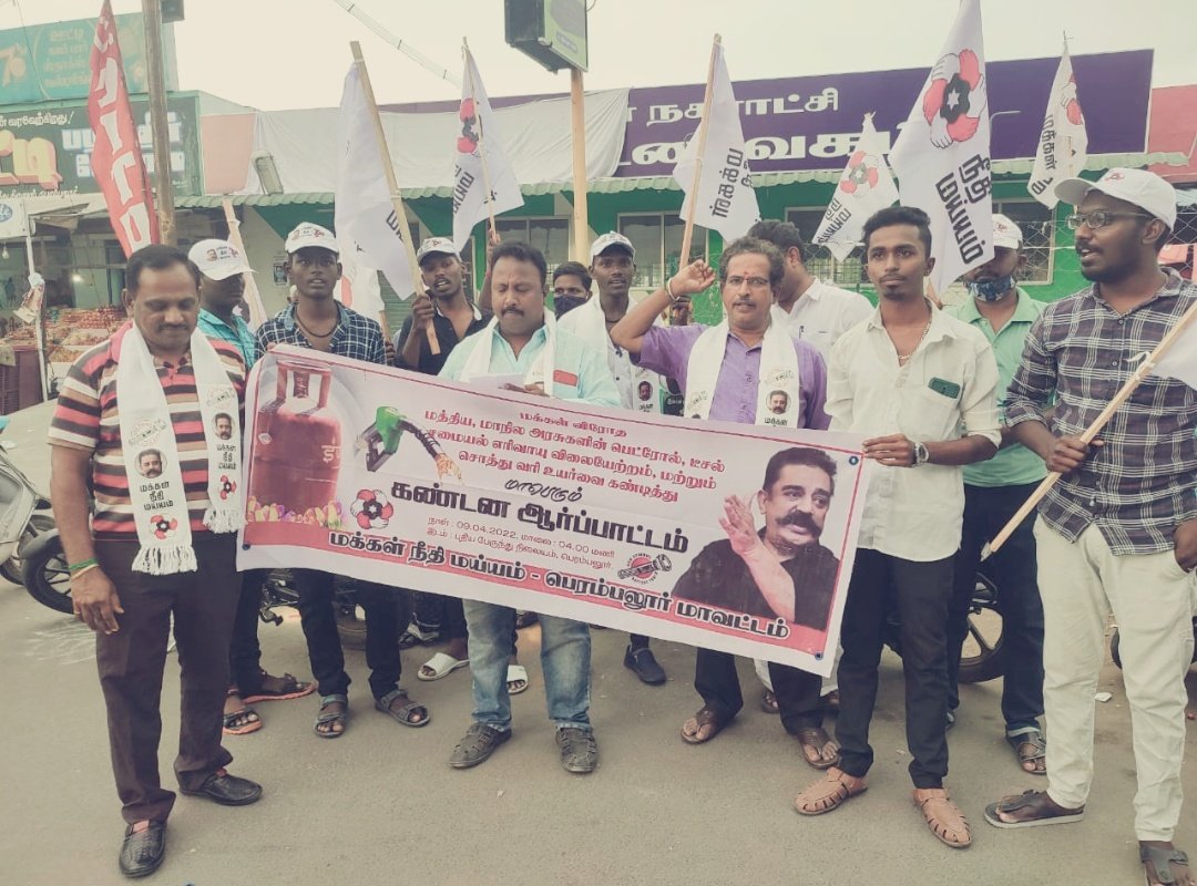 naveera1516's tweet photo. @ibalamurugan72 @ikamalhaasan @maiamofficial அண்ணன் முத்துக்குமார் அவர்களுக்கு ஈடு செய்ய முடியாத இழப்பு.
உங்கள் அனுதாபங்களுக்கு நன்றி அண்ணா.
நாங்கள் களப்பணி ஆற்றிய தருணம்.
Rip தம்பி 😢 https://t.co/jzEIsBEoaX