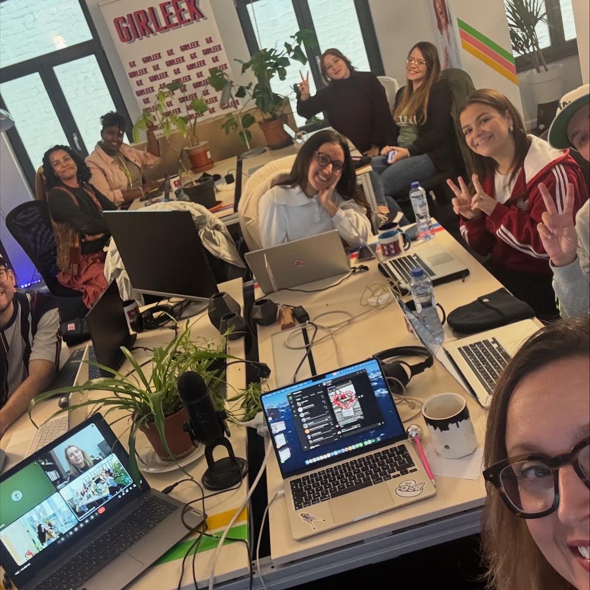 Girleek's tweet image. 🚀 Lancement du Hackathon #NoCodeForNonProfit !
En partenariat avec Social Good Accelerator (SOGA) et la Fondation Orange Roumanie, dans le cadre du programme #ErasmusPlusProject 🇪🇺

Nous devions être en Roumanie 🇷🇴… mais la grève en a décidé autrement ✈️😅 Alors, fidèle à…