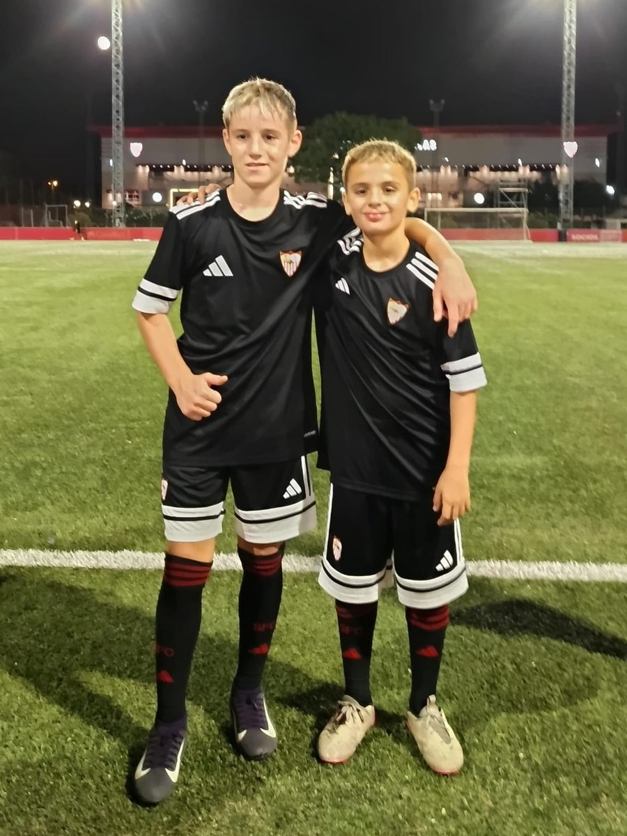 🙌⚽ ¡Nuestra cantera sigue brillando!

🤝🏻❤️ Lucas Vázquez y Adrián Domínguez, del Alevín de Segunda Andaluza de Nervión, han tenido la oportunidad de entrenar con el Sevilla FC en unas pruebas de captación en fútbol 11

¡Orgullo total y ejemplo de esfuerzo y talento! 🔝✨
