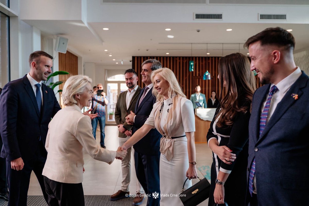maidagorcevic's tweet photo. Sjajna razmjena mišljenja sa predsjednicom Evropske komisije Ursulom fon der Lajen! 🇲🇪🇪🇺

➡️Zadovoljstvo je čuti nedvosmislene pohvale za naša dostignuća na evropskom putu u posljednje dvije godine. Takva ohrabrenja dodatno uvjeravaju da ćemo do 2028. postati članica EU.

➡️Razgovarali smo i o konferenciji „Pametan rast, Zelena budućnost – Ubrzavanje investicija u Crnoj Gori“ na Luštici, koja će okupiti predstavnike međunarodnih organizacija i vodećih evropskih kompanija. Evropska integracija znači ekonomski rast, SDI, finansijsku stabilnost, slobodan protok kapitala i podstaknuto preduzetništvo.