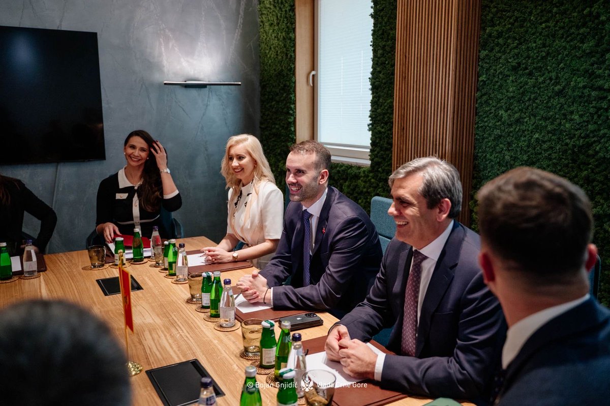 maidagorcevic's tweet photo. Sjajna razmjena mišljenja sa predsjednicom Evropske komisije Ursulom fon der Lajen! 🇲🇪🇪🇺

➡️Zadovoljstvo je čuti nedvosmislene pohvale za naša dostignuća na evropskom putu u posljednje dvije godine. Takva ohrabrenja dodatno uvjeravaju da ćemo do 2028. postati članica EU.

➡️Razgovarali smo i o konferenciji „Pametan rast, Zelena budućnost – Ubrzavanje investicija u Crnoj Gori“ na Luštici, koja će okupiti predstavnike međunarodnih organizacija i vodećih evropskih kompanija. Evropska integracija znači ekonomski rast, SDI, finansijsku stabilnost, slobodan protok kapitala i podstaknuto preduzetništvo.