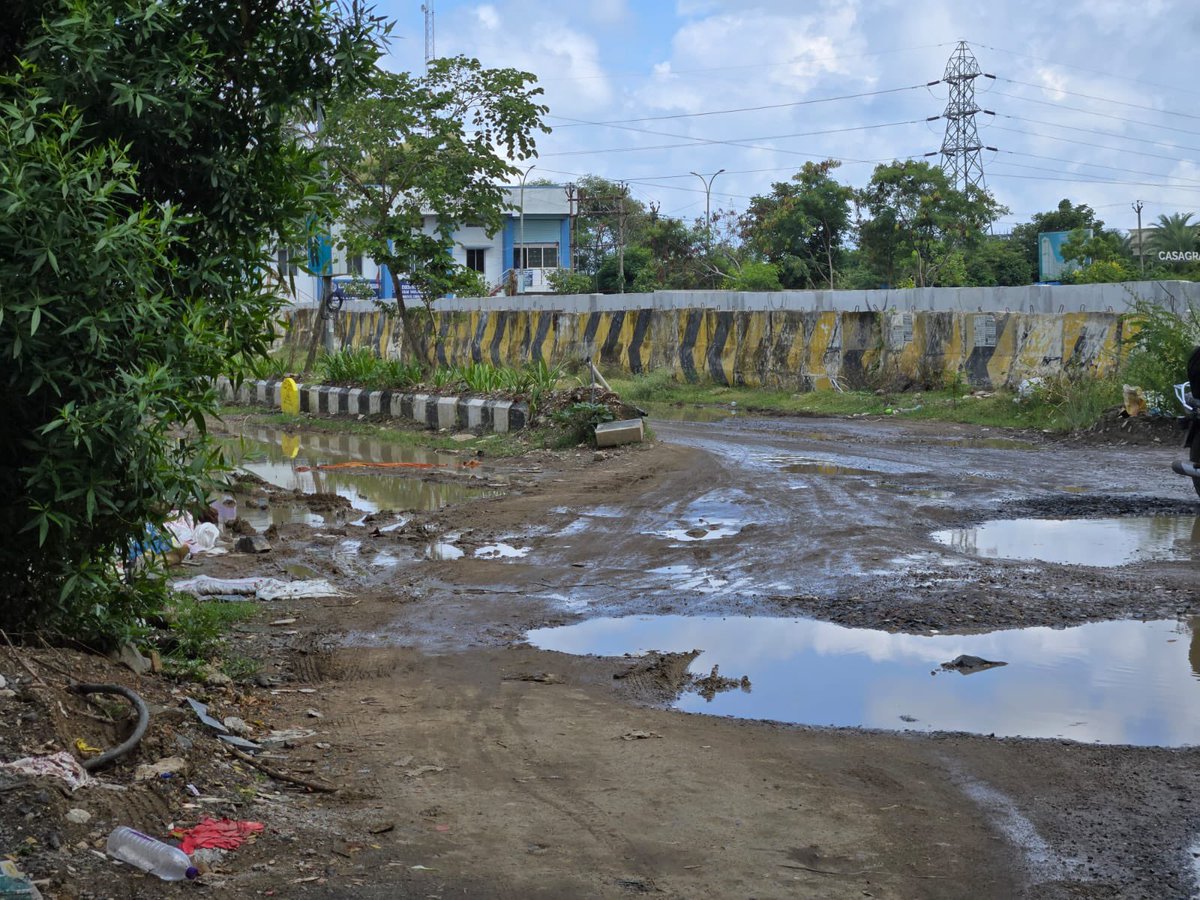 SruthiS369's tweet photo. Condition of the only access road to community housing 800+ families , and a major school which has 1000+ students. 
@chennaicorp @CHN_Metro_Water #tnrdc @CMOTamilnadu @cmrlofficial @CMDA_Official @S_AravindRamesh @VckBalaji @Udhaystalin @ThamizhachiTh @thamoanbarasan @fomrra https://t.co/KhK8RLpaTh