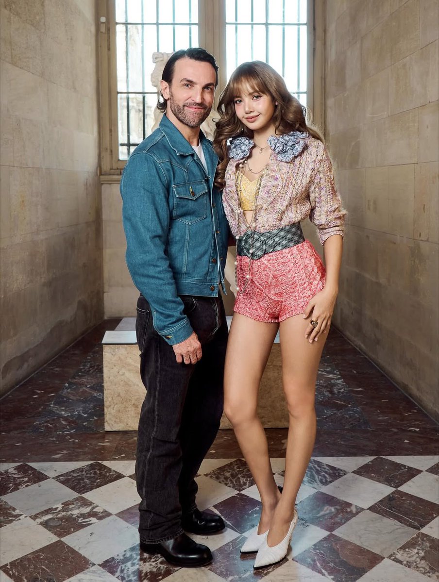 LaliceUpdates's tweet image. hires_official IG update with #LISA & Nicolas:
“LISA, Pretty as Paris 💗”
🔗 instagram.com/p/DPyOLLOkkWO/…
@wearelloud @LouisVuitton
LISA PARIS FASHION WEEK
#LISAxLVSS26
#LISAxLouisVuitton
#LVSS26