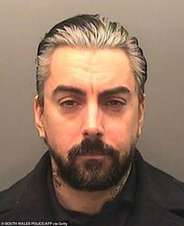 UnityNewsNet's tweet image. A depraved 'groupie' who let Ian Watkins abuse her baby could soon be freed.
The warped fan who gave Ian Watkins her baby to sexually abuse and rape has a parole hearing where she could soon be released.
The woman was jailed for 17 years in 2013 for handing her child to the…
