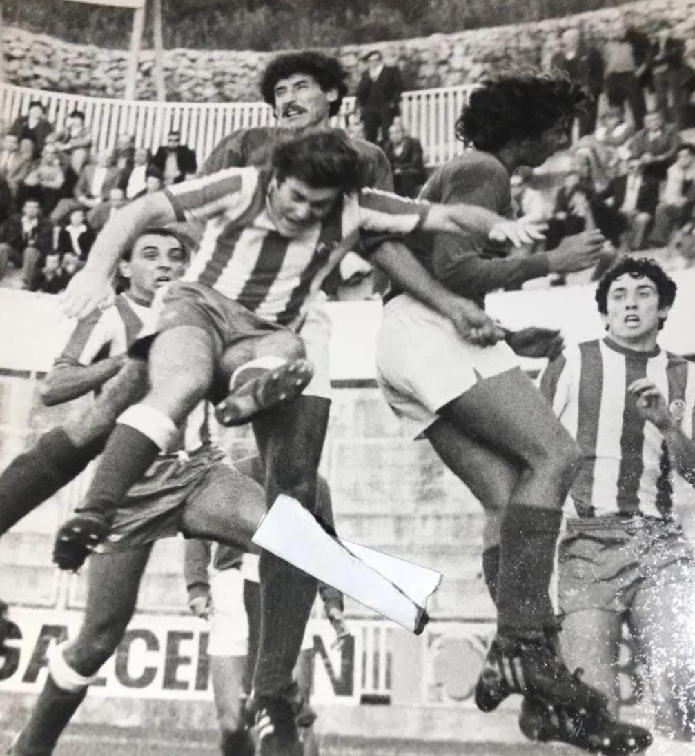 MateosPoch's tweet image. Una imatge de fa 45 anys
El jugadors del GironaFC Pep Molet, Josep Carbonell i el canterà gironí, Xavi Julià, a Montilivi, en una jugada de partit al @GironaFC v @XerezCD_OFICIAL de la temporada 1979/80 (2onaB)

Història del GironaFC
Sentiment Gironí 
🤍❤️⚽