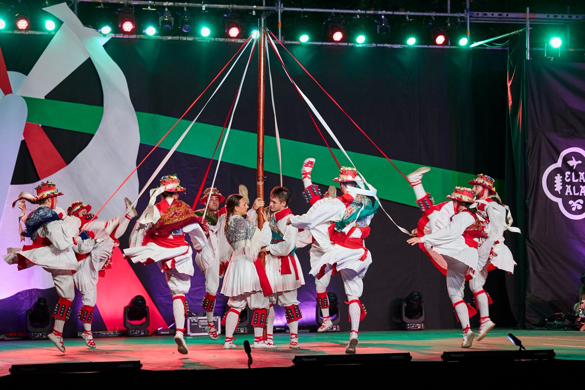 Berastegin dantzatu eta bi egunera, Portugaleteko Nazioarteko Folklore Jaialdian ere aritu gara, uztailean.

dantzan.eus/kidea/dugunadt…

Mila esker <a href="/elaialai/">Elai alai</a>  gonbidapenarengatik!