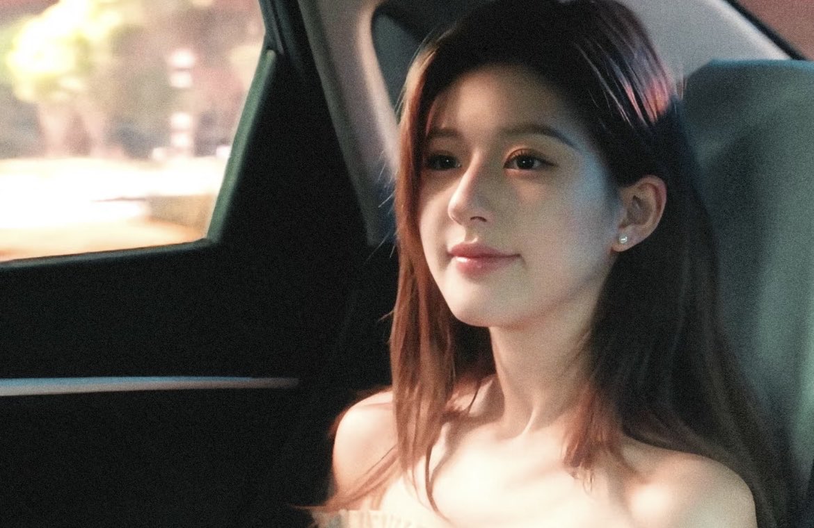 rosyholp's tweet photo. Official news of China reported that #LovesAmbition showcases a new kind of female lead awakening, not being rescued, but self-rescue; not perfect victims, but scarred survivors. Xu Yan’s journey from pretending to being at ease reflects real women growing, rooting themselves, and creating their own space.

• Subtle details like clothes, shoes, and workspace reflect personal growth and the power of everyday choices

• Moves from hiding behind appearances to embracing her true self, claiming autonomy in work and life

• Builds interdependent relationships: collaborating rather than competing, maintaining independence while balancing intimacy, and transforming weaknesses into strengths of empathy and insight
#ZhaoLusi