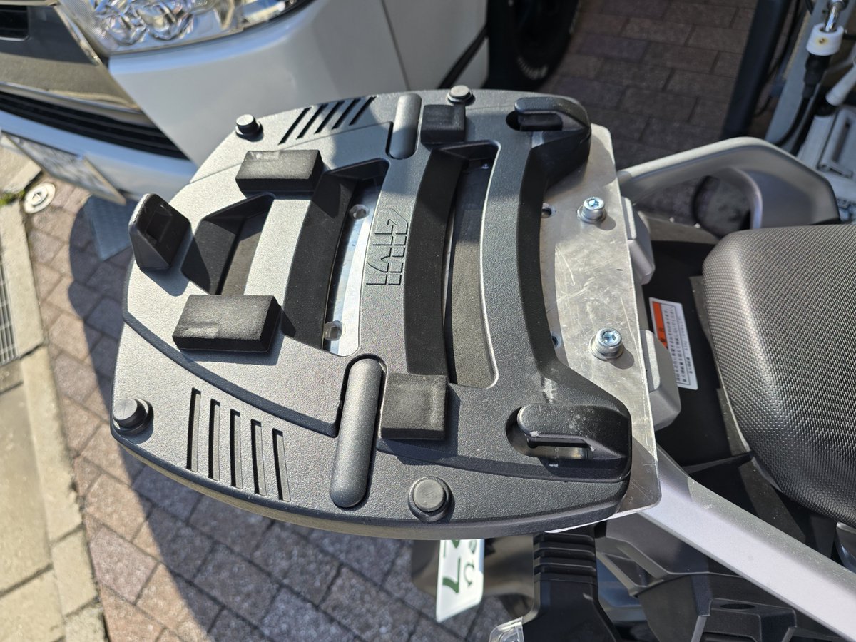 Vストのトップケースの位置がタンデムだと
少々窮屈そうなので少し弄ってみた
どうせならと現在位置から最大12㎝後方へ
4段階で変更可能な様に穴あけ加工してみました
見た目はDIY感丸出しですが😅
試しに座ってもらった嫁様はご満悦でしたので
これで走っても居心地よく成れば良いけどね🤔