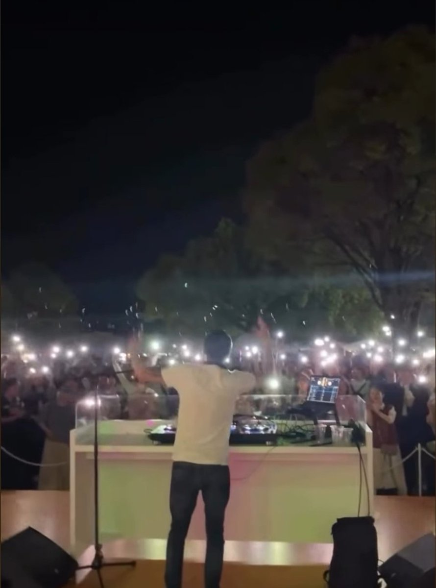 isaisaisaoisa's tweet image. 「TOSUNESTIVAL」2週目。
DJHASEBEとYon Yon見て来た😀
HASEBEさん、酒飲みながら、
90年代邦洋R&amp;amp;BHIPHOP中心の選曲。
威勢のよか兄ちゃん達の「人間発電所」とか日本語ラップ大合唱がハイライトやった笑
ラストの「接吻」でのスマホライトも良かった😀
#DJHASEBE
#TOSUNESTIVAL