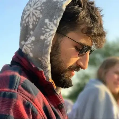 גיא אילוז, והפרידה שלו מאביו שסירב לתת לבן שלו להיפרד.

בשיחתו האחרונה לאביו, כשהוא מתחבא בין העצים ומסביבו עשרות מחבלים ושריקות של יריות.
גיא מתקשר למדא ומתחנן למוקדנית שישלחו הצלה "אני נמצא ברעים, ירו בי, חטפתי כדור. אני שוכב בצומת, מדמם על הרצפה, יש חוליה של מחבלים. ארבעה