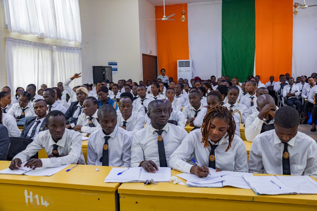 MINCOM_CI's tweet image. 📱🇨🇮 Clap de fin à Aboisso pour la campagne #EnLigneTousResponsables !
Plus de 300 apprenants sensibilisés au bon usage du numérique : vigilance, respect et responsabilité en ligne.
Faisons d’Internet un espace sûr et citoyen. 🌐
#CommunicationCI #MICOM #CitoyennetéNumérique