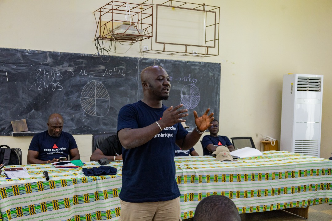 MINCOM_CI's tweet image. 📱🇨🇮 Clap de fin à Aboisso pour la campagne #EnLigneTousResponsables !
Plus de 300 apprenants sensibilisés au bon usage du numérique : vigilance, respect et responsabilité en ligne.
Faisons d’Internet un espace sûr et citoyen. 🌐
#CommunicationCI #MICOM #CitoyennetéNumérique