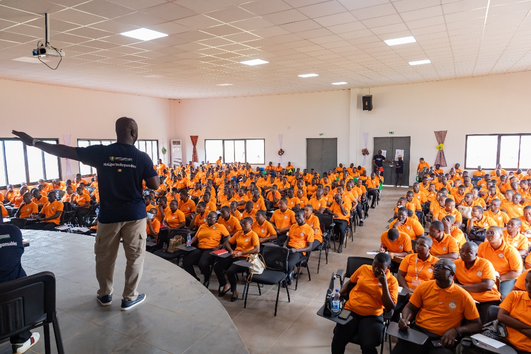 MINCOM_CI's tweet image. 📱🇨🇮 Clap de fin à Aboisso pour la campagne #EnLigneTousResponsables !
Plus de 300 apprenants sensibilisés au bon usage du numérique : vigilance, respect et responsabilité en ligne.
Faisons d’Internet un espace sûr et citoyen. 🌐
#CommunicationCI #MICOM #CitoyennetéNumérique