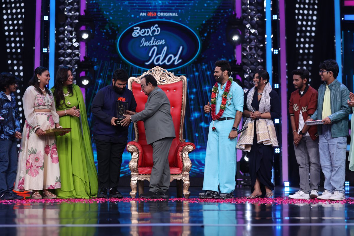 ProSreenuSuresh's tweet image. The God of Comedy, the Legend of Laughter Brahmanandam garu graces the #TeluguIndianIdol stage ✨
Watch #TeluguIndianIdolSeason4 on Oct 17, 18 only on @ahavideoIN
@MusicThaman @geethasinger @Sreeram_singer @singer_karthik