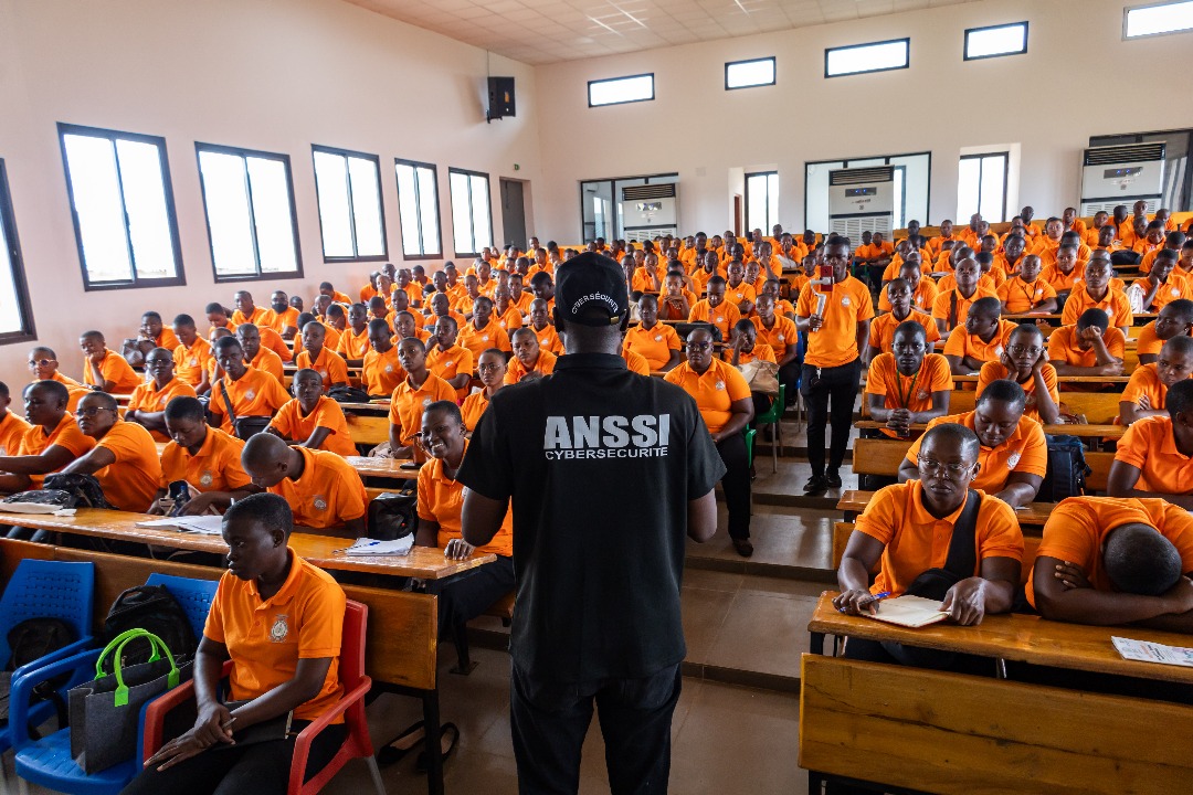 MINCOM_CI's tweet image. 📱🇨🇮 Clap de fin à Aboisso pour la campagne #EnLigneTousResponsables !
Plus de 300 apprenants sensibilisés au bon usage du numérique : vigilance, respect et responsabilité en ligne.
Faisons d’Internet un espace sûr et citoyen. 🌐
#CommunicationCI #MICOM #CitoyennetéNumérique