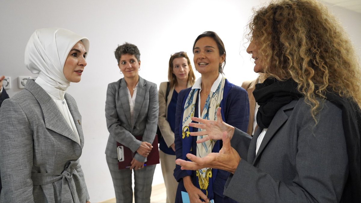 📍İtalya

Engelli çocukların sanat eğitimi almasına ve bu alanda kariyerlerini şekillendirmesine imkan sağlayan L’Arte nel Cuore’u ziyaret ettik.

Aynı hayali paylaşan engelli ve engelsiz gençleri bir araya getiren, sanat ve kültür aracılığıyla hayatı herkes için eşitleyen bu