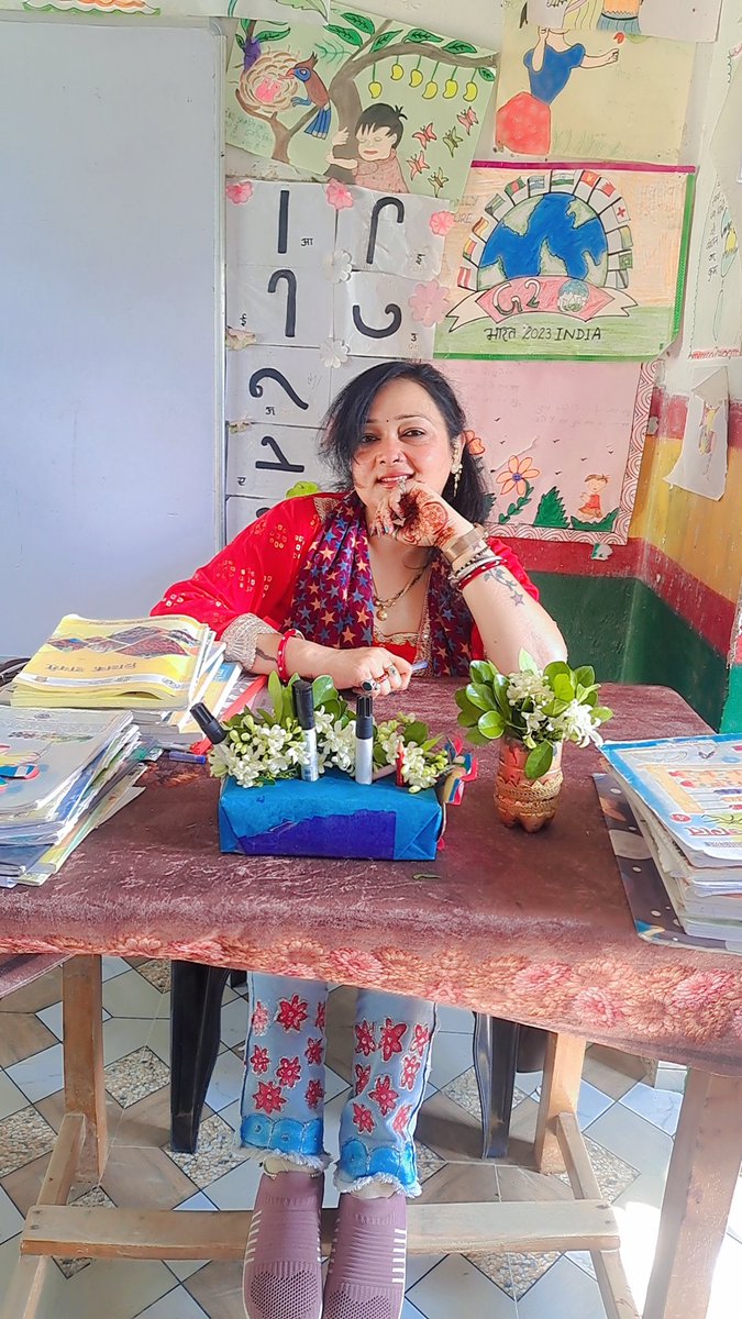 ArchanaUpadhy's tweet photo. Hii everyone 
Class मे आने के बाद जब अपनी table को 
ऐसे सुगंधित फूलों और सुव्यवस्थित किताबों के साथ रखा देखती हूँ तो गर्व होता है की मैं एक शिक्षिका के रूप में बच्चों को अच्छा संस्कार और 
सुघड़ता देने में सफल हो रही हूँ ❤️ https://t.co/4wu5I8Ksdz