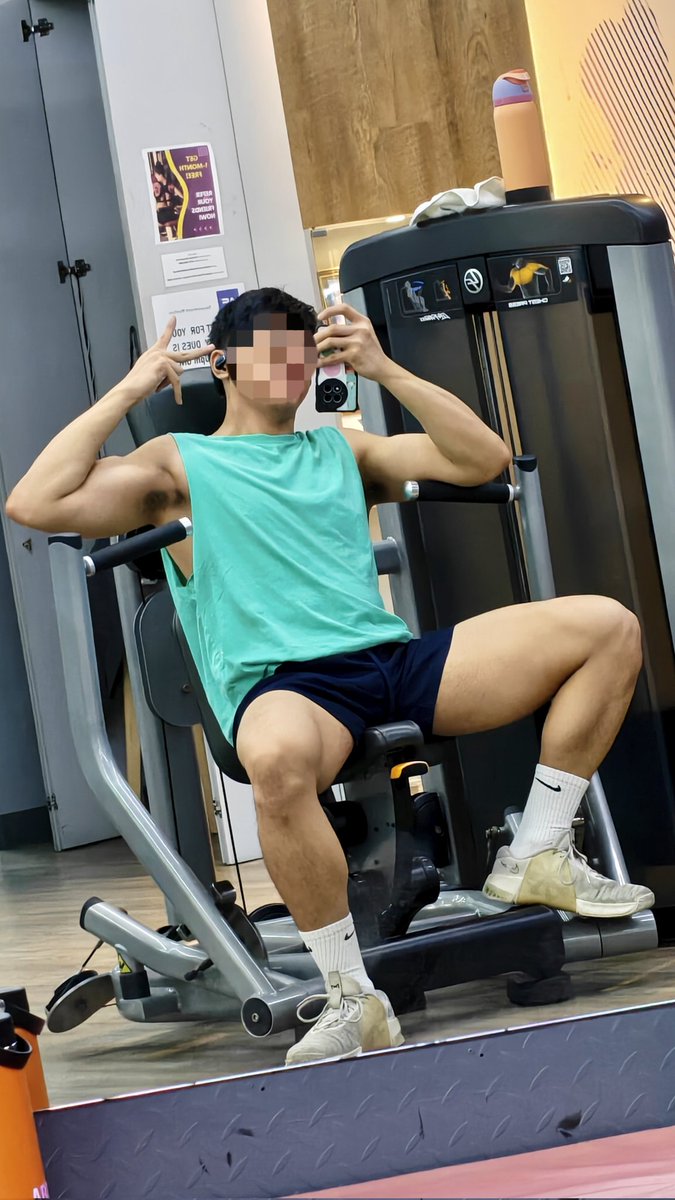 atneobadd's tweet image. i think i show too much skin in public 😅