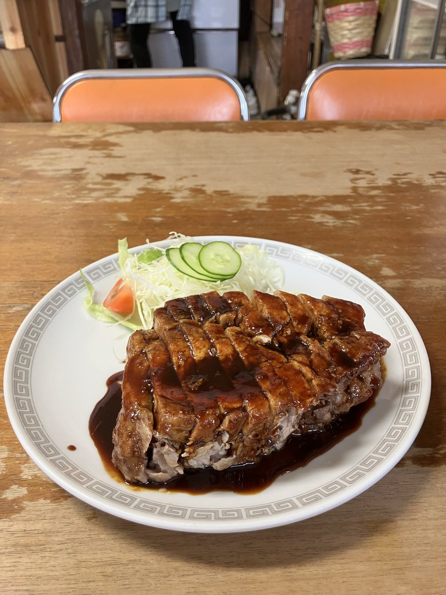 今日の一皿。
昭和漂う店内…今時灰皿付きのテーブルで一服w
名物メニュー「ポークソテー」
分厚い豚肉に甘辛いソースが絶品の一皿😋
