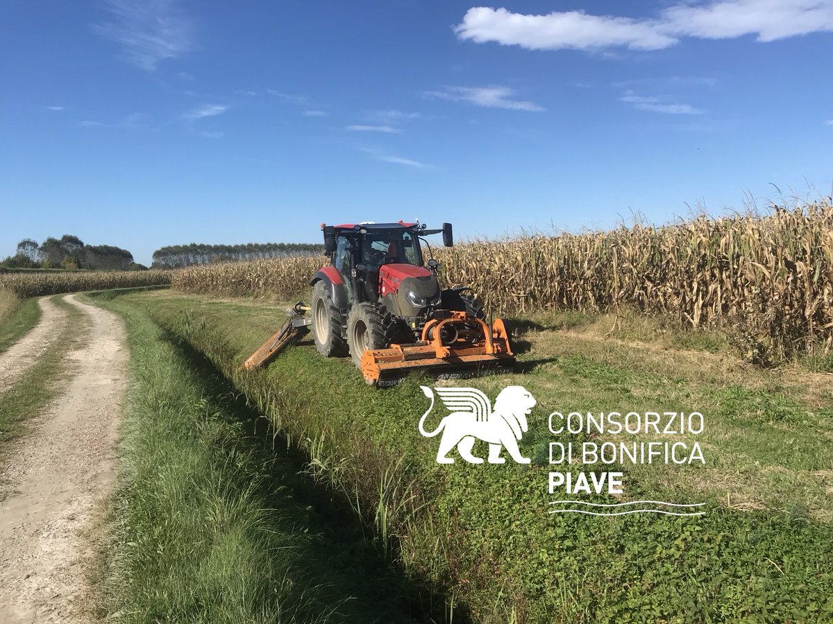 Continuano gli sfalci anche in comune di Meduna di Livenza, al lavoro lungo il Fosso di Corte Abbá #sicurezzaidraulica #meduna #consorzioPiave