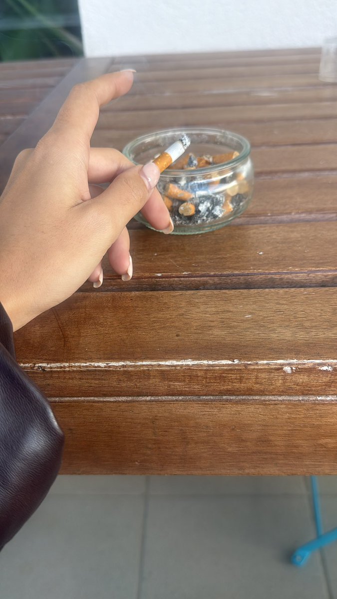 Hi findom ! Envoie 12 pour mon paquet de clope !