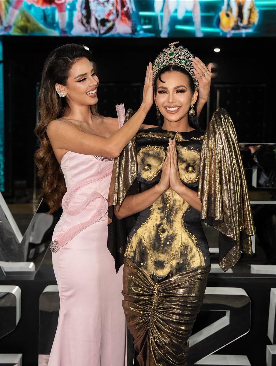 Dainsleif_10's tweet photo. May not be the typical crowning, but it will always be a moment written in history. Thank you, Queen Luciana Fuster, for initiating and recreating this beautiful moment ✨ 🇵🇪🇵🇭
#CJOpiaza #MissGrandInternational2025 #MGI #MGI2025 #WeAreGRANDthe1andOnly #Peruppines https://t.co/v1MsD8YLsh
