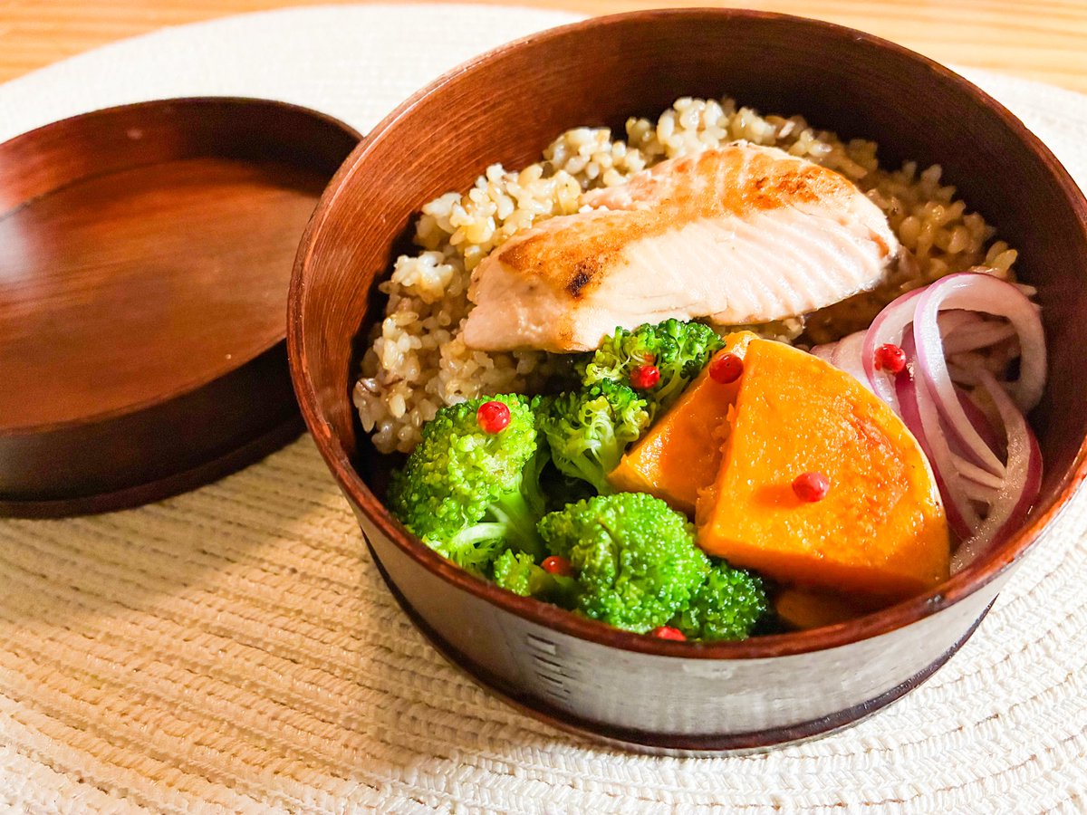 teri_webcoding's tweet image. バターナッツかぼちゃと鮭の弁当
またしても蛍光灯下での撮影になってしまいましたが…ナツさん(@coffeetime2022 )にアドバイスいただいた緑と紫と赤を入れてみました☺️