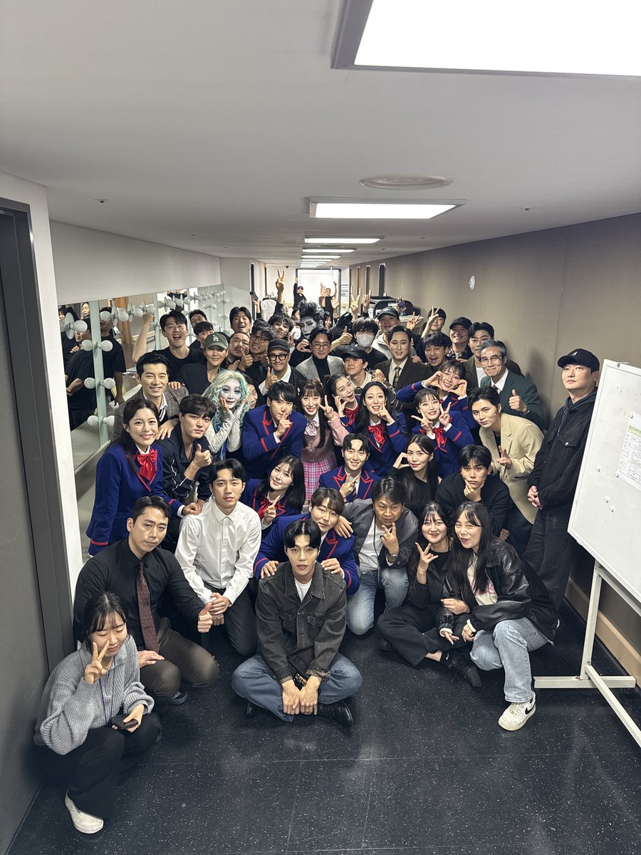 #뮤지컬 #데스노트

조명을 밝혀
자! 게임을 시작해✨
뮤지컬 <데스노트>

#조형균 #김성규
#이영미 #임정모
#최서연 #김용수 배우의
첫 공연이 시작됩니다✨

누군가 이 세상을 바로잡아야 한다
𝐌𝐔𝐒𝐈𝐂𝐀𝐋 𝐃𝐄𝐀𝐓𝐇 𝐍𝐎𝐓𝐄

2025.10.14 ~ 2026.05.10
#디큐브링크아트센터