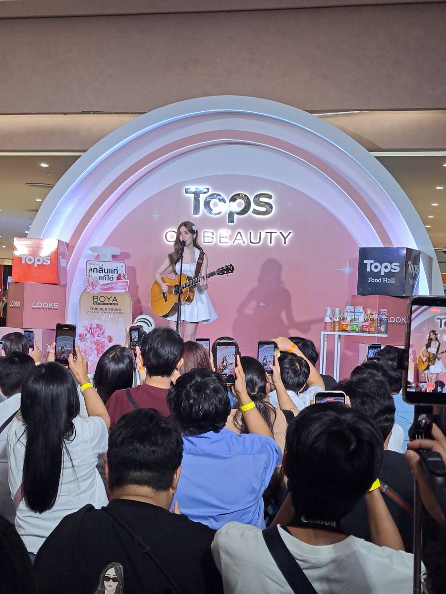 กรี้ดดดดดชั้นกรี้ดดดด อร้ายยย

OURS BLOOMING WITH LK
#TOPSOfBeauty2025xLookkaew
#lookkaewkamollak
#Boya #BOYAxLookkaew   
#Topsofbeauty #TOPSOfBeauty2025