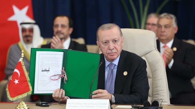 Cüneyt Özdemir:

▪️Diplomatik bir zaferdir bunun adı, lafı dolandırmayalım.

▪️İşte Erdoğan bilmem ne... Diplomatik zaferdir bu. 

▪️Türkiye'nin ve Erdoğan'ın son yıllardaki yurt dışındaki gücünün de göstergesi.