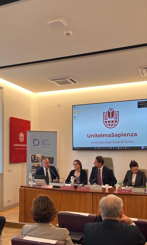 Con noi oggi l’Onorevole Lomuti che interviene sulla #difesa dell’Unione Europea. 
Il disimpegno dal target del 5% del PIL nella difesa, imposto dagli #USA di #Trump, è una strategia migliore per la #pace.