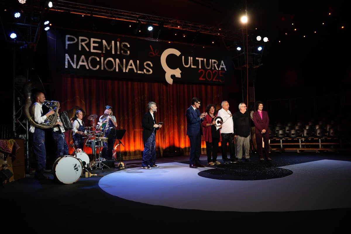 dagolldagom's tweet image. Ens fa immensament feliçxs anunciar que el passat divendres 10 d'octubre, Dagoll Dagom vam rebre el Premi Nacional de Cultura @concacultura. 

Un reconeixement pels nostres 50 anys d'història dalt dels escenaris. Gràcies💙

#dagolldagom #teatremusical #conca