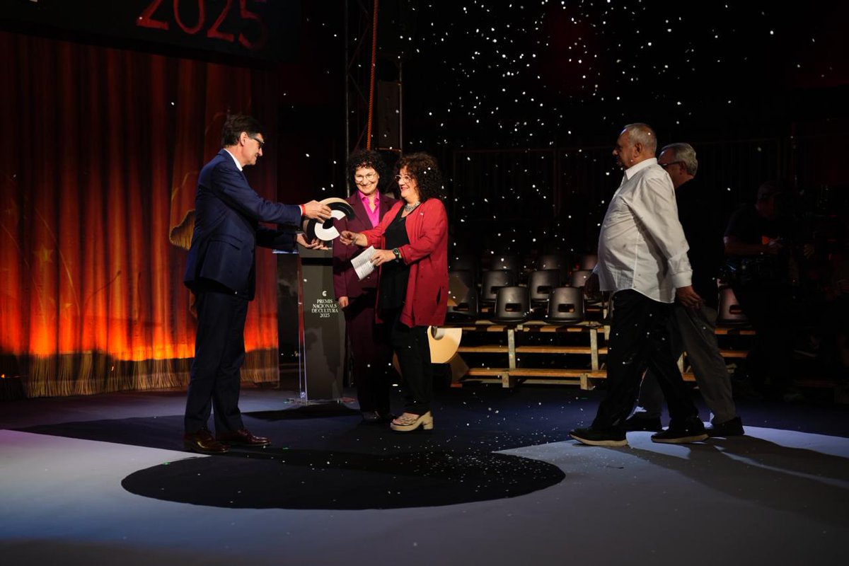 dagolldagom's tweet image. Ens fa immensament feliçxs anunciar que el passat divendres 10 d'octubre, Dagoll Dagom vam rebre el Premi Nacional de Cultura @concacultura. 

Un reconeixement pels nostres 50 anys d'història dalt dels escenaris. Gràcies💙

#dagolldagom #teatremusical #conca