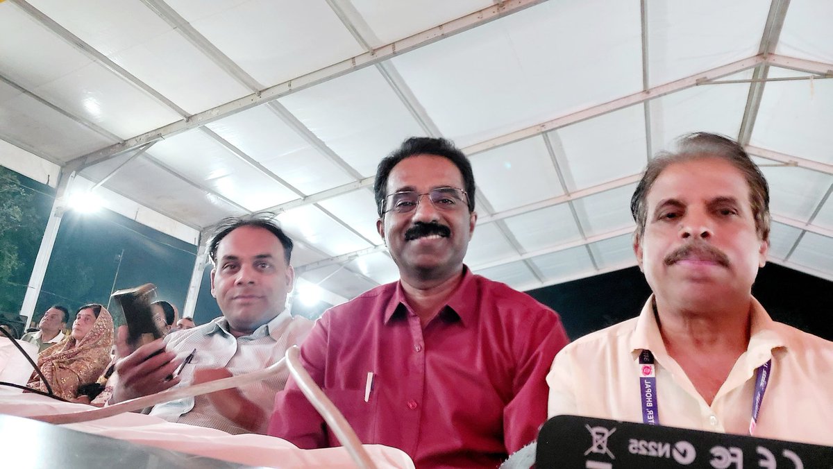 आकाशवाणी खण्डवा पर आज शाम 5.30 पर सुनिए हरफनमौला कलाकार किशोर कुमार की पुण्यतिथि पर  स्थानीय परेड ग्राउंड खंडवा में आयोजित - "ये शाम मस्तानी गीत संगीत संध्या" कार्यक्रम के सम्पादित अंश की रेडियो रिपोर्ट  प्रस्तुतकर्ता - असीम कैथवास