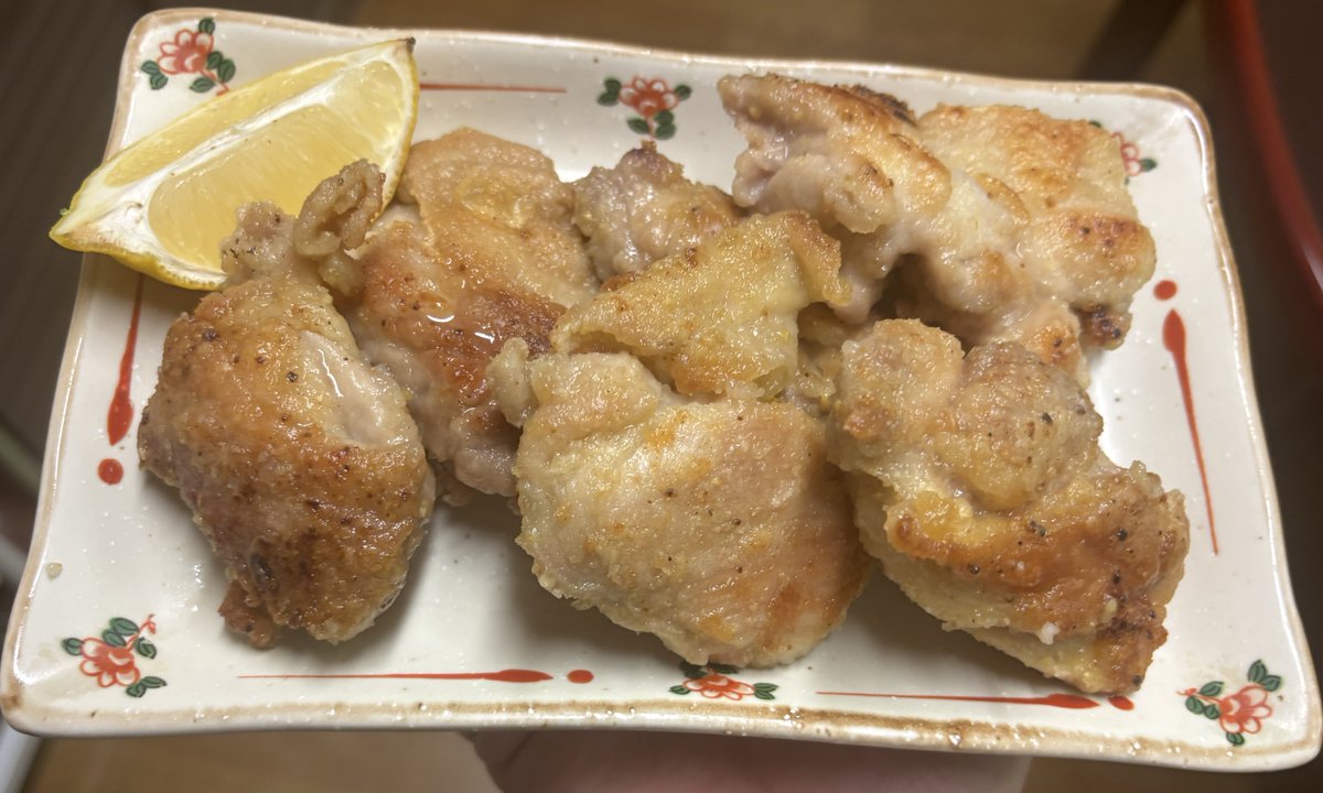 今日は柚子胡椒味の唐揚げ🍖

唐揚げといえば、

レモンかマヨネーズかけて食いますが

みんなは何かけて食う？