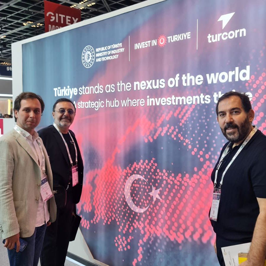 HasanSoyguzel's tweet photo. Dünyanın en büyük ve etkili teknoloji fuarı GITEX GLOBAL 2025, “Yenilikçiliği ve Geleceğe Hazır Teknolojileri Sürdürmek” temasıyla bu yıl BAE Dubai’de gerçekleştiriliyor. Bizler de Yalova Makine İhtisas Organize Sanayi Bölgesi adına Yönetim Kurulu Başkanı @direncozdemir2 ile birlikte iştirak ettik. Böylesine önemli bir teknoloji fuarında ülkemizin de etkin bir biçimde yer alması bizleri ayrıca mutlu etti. Bizler de bu vesileyle robotların dünyasını yakından görmüş olduk.