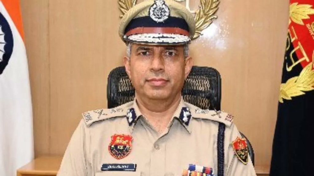 यह हैं राहुल गांधी की पॉवर 😳

IPS पुरन कुमार मामले में परिवार 7-8 दिन से इंसाफ़ माँग रहा था। डीजीपी को हटाने की माँग कर रहा था लेकिन कुछ नहीं हुआ 

कल जैसे ही ही खबर आई कि राहुल गांधी चंडीगढ़ परिवार से मिलने आ रहे है। उनके चंडीगढ़ पहुंचने से पहले DGP पद से मुक्त करके छुट्टी पर