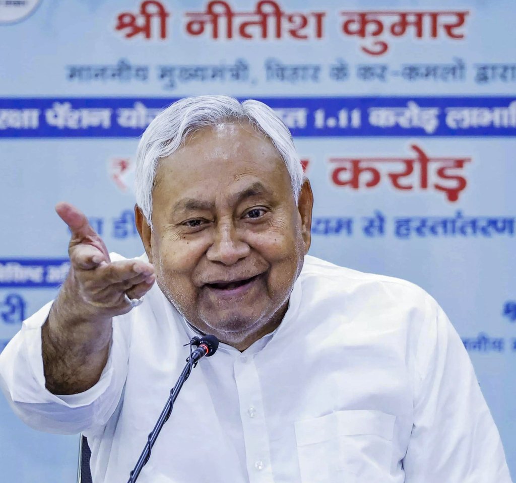 नीतीश जी का पावर देखना है तो अब देखिए न जी...
 
महागठबंधन अभी भी नीतीश कुमार का इंतजार कर रहा है। 
यही वजह है कि महागठबंधन का सीट अभी क्लियर नहीं किया जा रहा है। 
जब तक NDA का मैटर सॉल्व नहीं होगा,तब तक महागठबंधन का भी मैटर सॉल्व नहीं होगा। 
#BiharElections2025
#NitishKumar