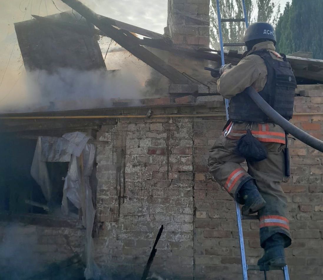 Nikopolgram's tweet image. In Nikopol, the russians killed a 75-year-old woman by targeting her with an FPV drone.

The attack caused a fire, and a private house was damaged.