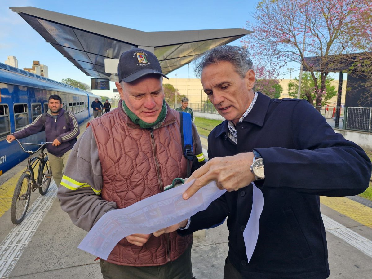 Bien temprano volvemos a los trenes, volvemos a conversar con vecinos y vecinas. Hoy en la estación #Caseros con <a href="/MerContreras_/">Mercedes Contreras</a>.

Milei no entendió el voto del 7 de septiembre, no entendió el mensaje. Otra vez le vamos a decir que su modelo ecnómico no es el que la Argentina