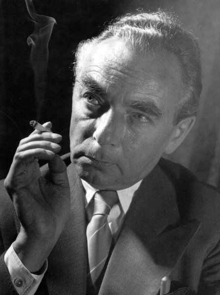 Erich Kästner

Zeitgenossen, haufenweise.

Es ist nicht leicht, sie ohne Haß zu schildern,

und ganz unmöglich geht es ohne Hohn.

Sie haben Köpfe wie auf Abziehbildern

und, wo das Herz sein müßte, Telephon.

Sie wissen ganz genau, daß Kreise rund sind

und Invalidenbeine nur