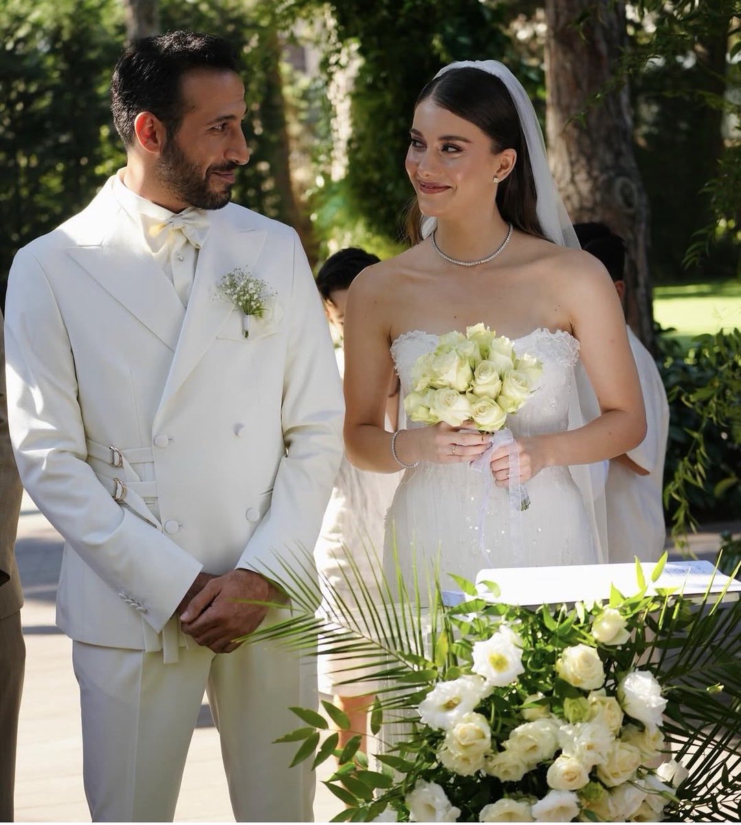 Beril Pozam; “Ersin, hangi mesleği yapıyor olursa olsun deneyimimiz hep olumlu olurdu diye düşünüyorum. Çünkü onun ruhu anlayışlı ve güzel biri. Aynı mesleği paylaşmak bana çok yardımcı oluyor çünkü onun oyunculuk konusunda çok yetenekli olduğunu düşünüyorum ve bunun yanında