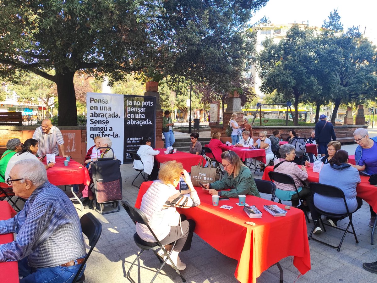 parcsanitarisjd's tweet image. 🫶🏼 Entitats de #Cornellà i persones usuàries de la Xarxa de Salut Mental del #ParcSanitariSJD participen en la campanya contra la #SoledatNoDesitjada. #TrencaLaSoledat! @solidaritatSJD