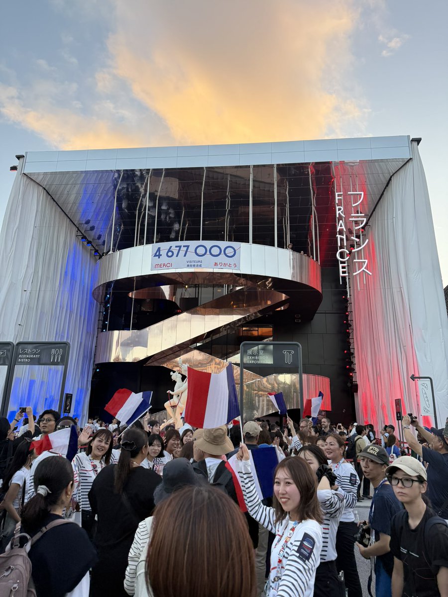 franceexpo2025's tweet photo. 🎬 フランスパビリオン、閉幕！
184日間にわたる感動の旅が終わりました。

ご来館くださった皆さまに、心より感謝申し上げます。

大阪までお越しいただけなかった方🙋‍♀️
もう一度あの感動を味わいたい方🙋‍♀️
展示の意味を改めて知りたい方🙋‍♀️

そんな皆さまのために、スマホやパソコンから体験できる360度映像を制作しました。

万博は幕を閉じましたが、フランスパビリオンの感動は、これからも残り続けます🇫🇷❤️

👉 https://t.co/BjitXOD6kw