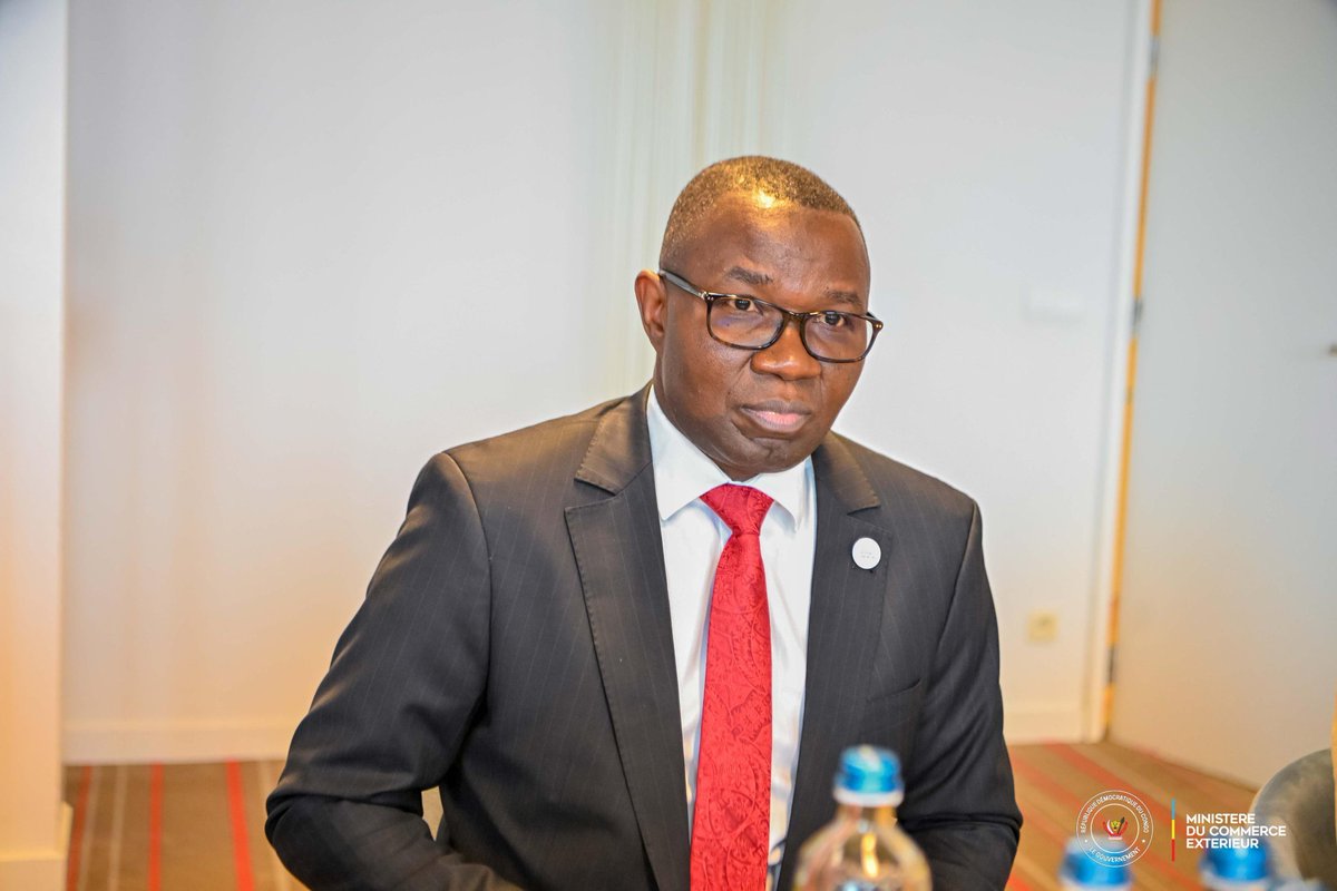 JonathanVbr's tweet image. Selon @julienpalukucom, pendant les moments les+ tendus, la MAIN TENDUE par surprise couronne de succès celui qui la tend et; le + souvent, énerve celui à qui elle est tendue ainsi q tous ses sbires, d'où la rage. Qd il la regarde, il n'a + de choix qu'() la saisir ou la couper