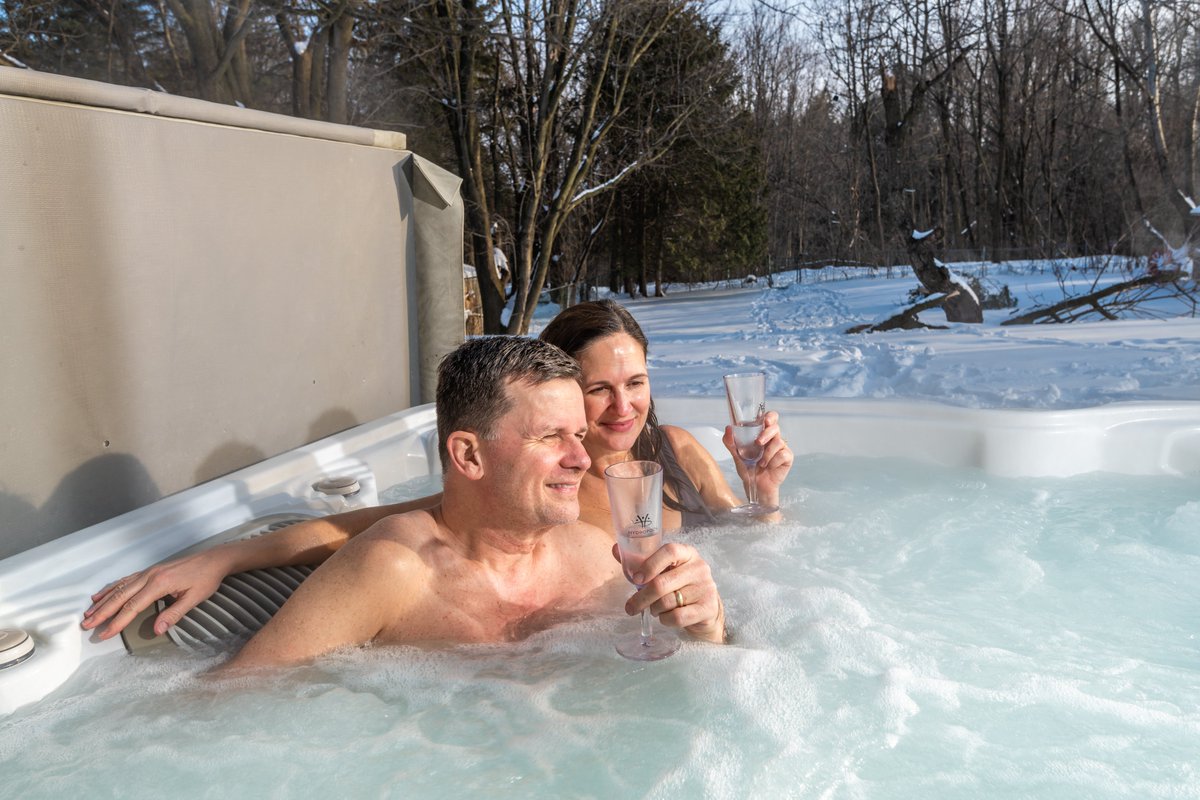The cold months are on their way - but that doesn’t mean you have to stay indoors!
Your hot tub isn’t just for summer, it’s your winter escape!
☕ Perfect for stargazing on chilly nights
🧖‍♀️ Relieves tension and soothes muscles
🔥 Keeps you warm even when it’s frosty outside
