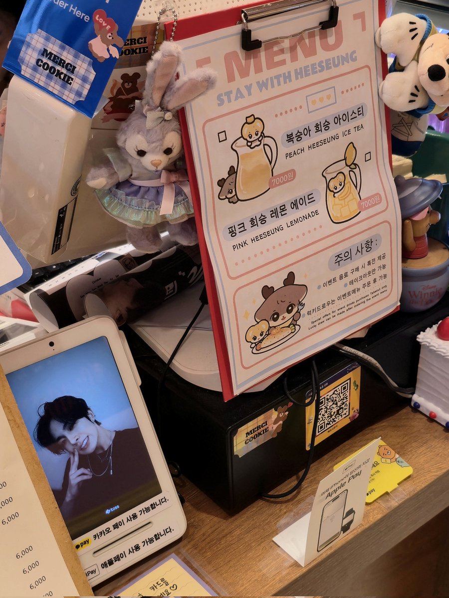 CHIOCHIO_HS's tweet image. 🍪 메르시쿠키
들어가자마자 솜히승이들과 멍씅이들이 맞이해줫서요... 🫰🏻
결제할 때에도 희승이가 뵤뵹 보여서 더 더 햄복했던 카페였어요 ㅎㅎ 🩷
럭드로 받은 별전등 덕분에 앞으로 보낼 제 저녁이 한층 더 따땃해졌어요! 🌟 따봉히승아 고마오... 🫡

#stay_with_heeseung .⋆♱